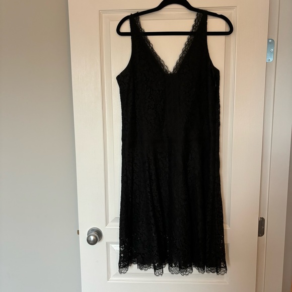Club Monaco | Sleeveless Lace V-Neck Dress - Size 8 - Picture 9 of 14